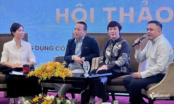 NSƯT Đặng Thái Huyền (thứ 2, từ phải sang) là khách mời trong hội thảo điện ảnh tại TPHCM. 