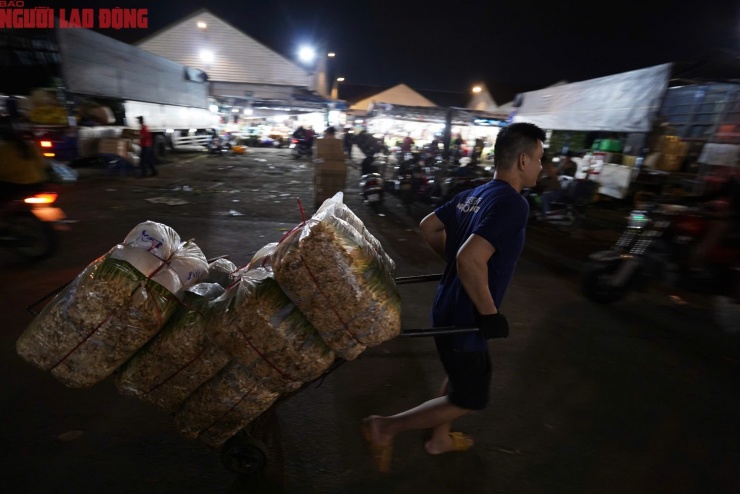 Hành lá, mặt hàng dễ hư hỏng do thời tiết hiện có giá sỉ tại chợ lên đến 60.000 - 70.000 đồng/kg