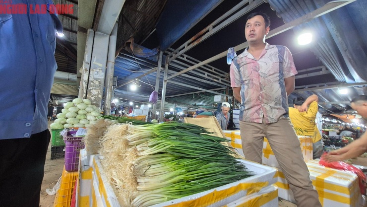 Hành lá Trung Quốc có giá rẻ hơn, khoảng 45.000 đồng/kg, được bảo quản lạnh