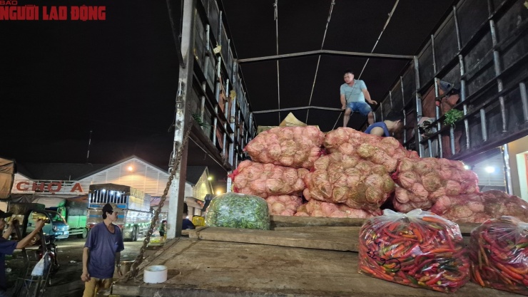 Khu vực của của các xe rau từ Lâm Đồng về chợ đầu mối