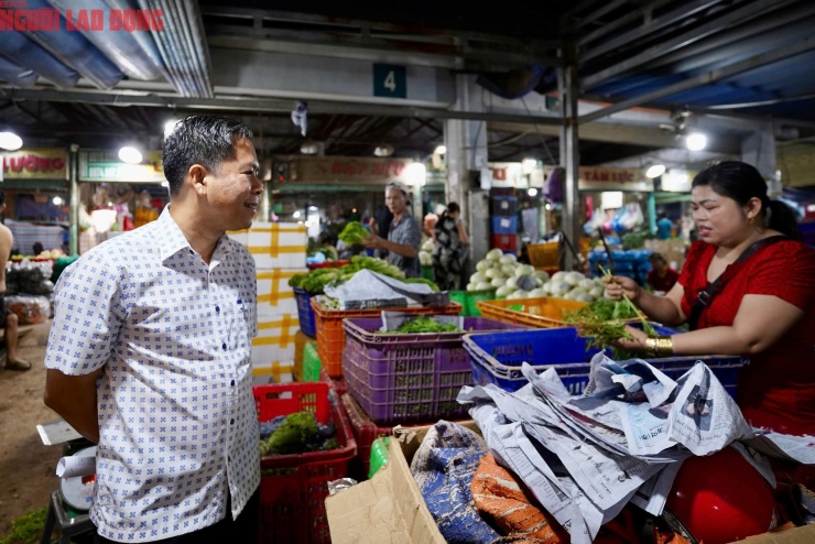 Ông Nguyễn Bình Phương (bìa trái) thăm hỏi các thương nhân ở chợ