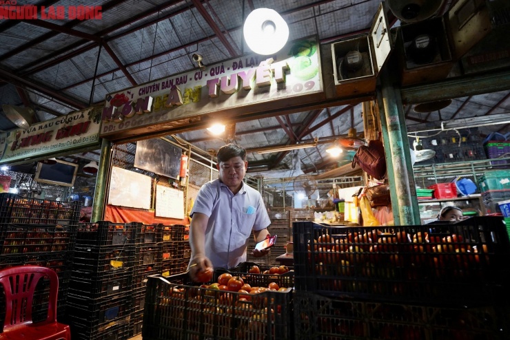 Ông Nguyễn Minh Đức, chủ sạp Nhân Tuyết, chưa từng thấy giá cà chua cao như hiện tại