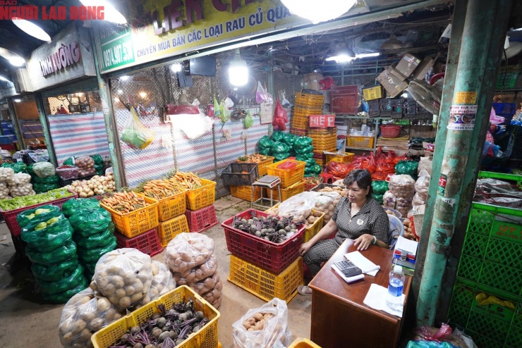 Bà Liên, chủ sạp Liên Chè kinh doanh rau củ ôn đới, hiện ưu tiên hàng cho khách mối, khách vãng lai dù đến trực tiếp cũng không thể bán