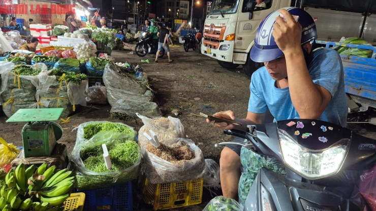 Khách mua rau sỉ đau đầu khi phải chi tiền nhiều hơn