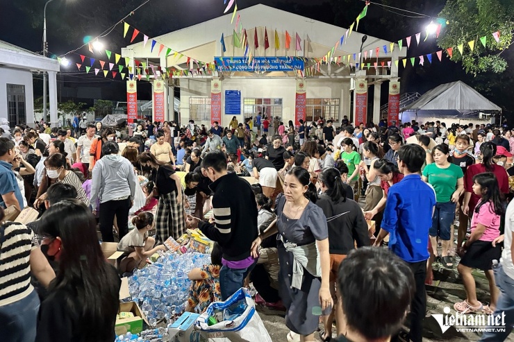 Hàng trăm người Đồng Nai xa lạ tụ lại xuyên đêm cứu trợ đồng bào vùng lũ - 1