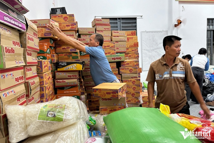 Hàng trăm người Đồng Nai xa lạ tụ lại xuyên đêm cứu trợ đồng bào vùng lũ - 8