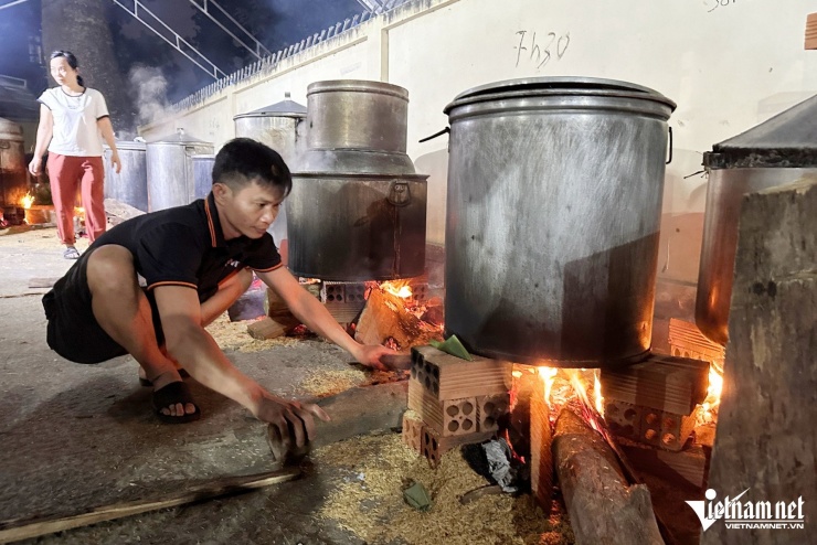 Hàng trăm người Đồng Nai xa lạ tụ lại xuyên đêm cứu trợ đồng bào vùng lũ - 10