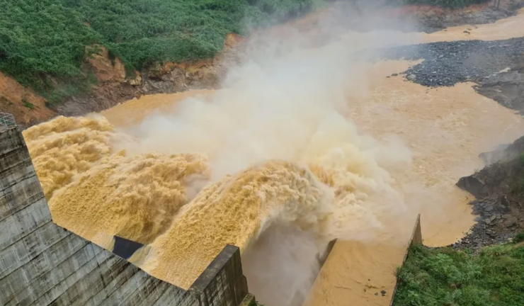 Một thủy điện trên hệ thống sông Vu Gia - Thu Bồn (TP Đà Nẵng) xả lũ.