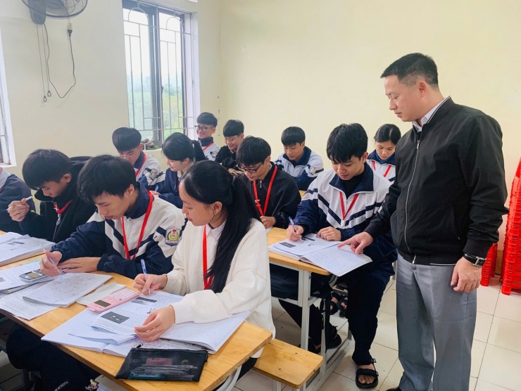 Ở lớp, Hào chăm chỉ học tập.