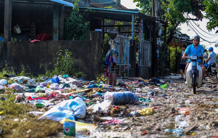 Khung cảnh nhếch nhác sau trận lũ lịch sử để lại ở một khu phố thuộc phường Tuy Hòa (Đắk Lắk). Ảnh: Trương Định.