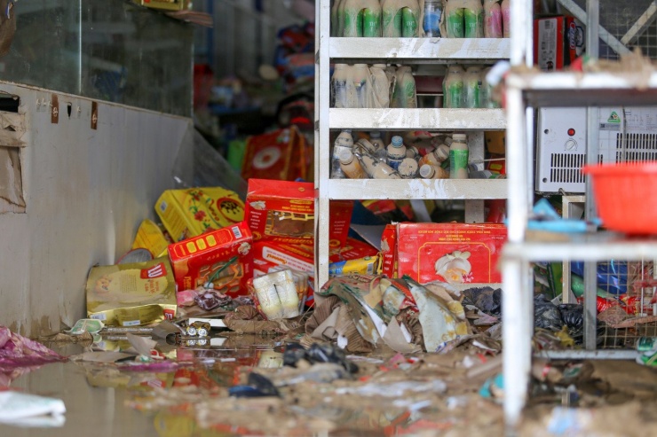 Hàng hóa của quán chị Hợp bị nước lũ nhấn chìm, tổn thất nặng nề. Ảnh: Trương Định.