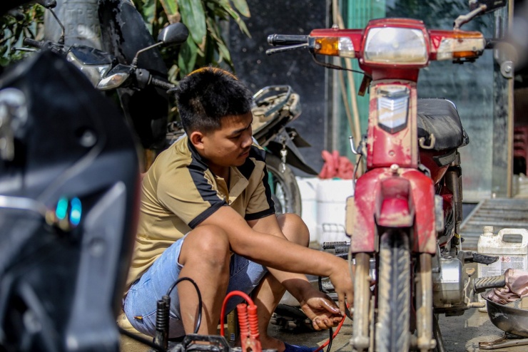 Theo ghi nhận, tại các cửa hàng sửa xe máy, cũng có rất đông người dân đem những chiếc xe bị nước lũ nhấn chìm để sửa chữa. Ảnh: Trương Định.