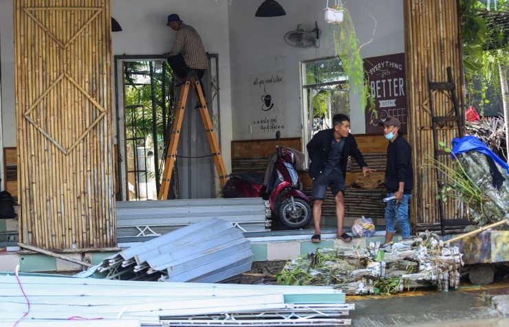 Quán xá của người dân bị nước lũ phá tan hoang. Ảnh: Trương Định.