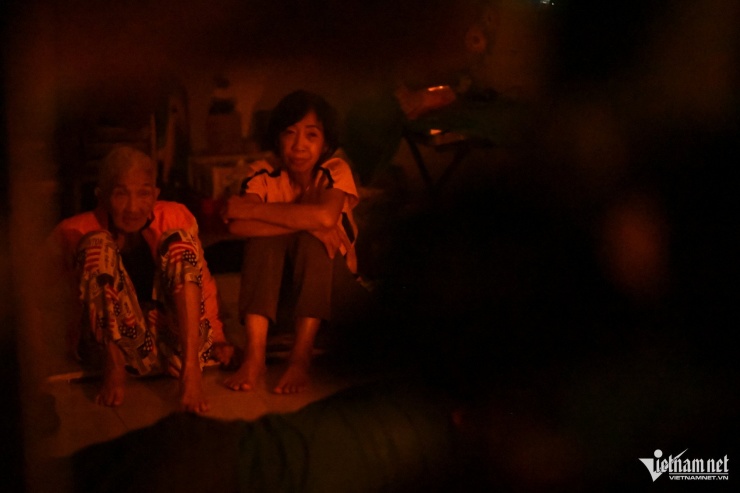 Đêm ám ảnh của gia đình 6 người ở Tây Nha Trang: &#39;Chỉ sợ trượt tay là mẹ chìm xuống&#39; - 2