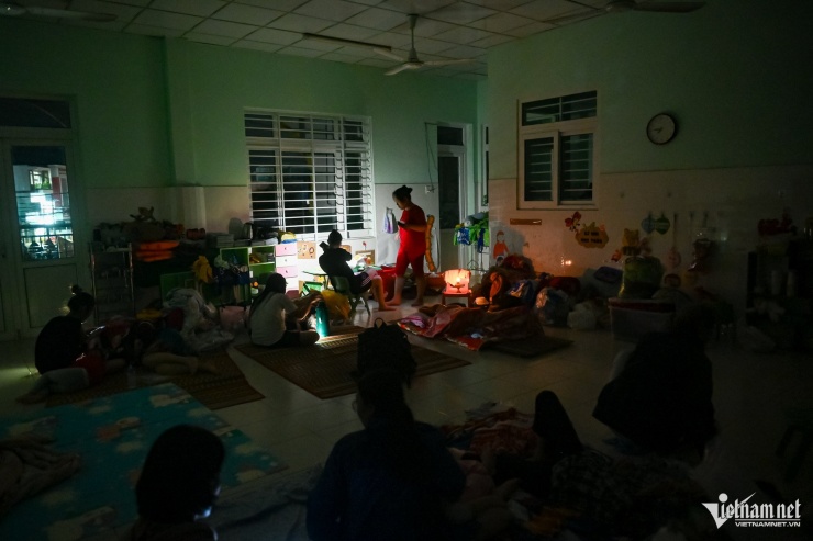 Đêm ám ảnh của gia đình 6 người ở Tây Nha Trang: &#39;Chỉ sợ trượt tay là mẹ chìm xuống&#39; - 1