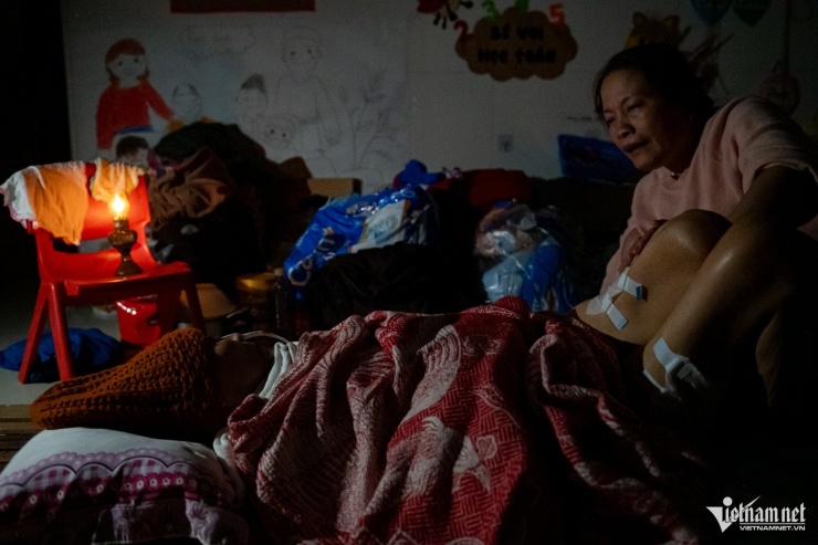 Đêm ám ảnh của gia đình 6 người ở Tây Nha Trang: &#39;Chỉ sợ trượt tay là mẹ chìm xuống&#39; - 7