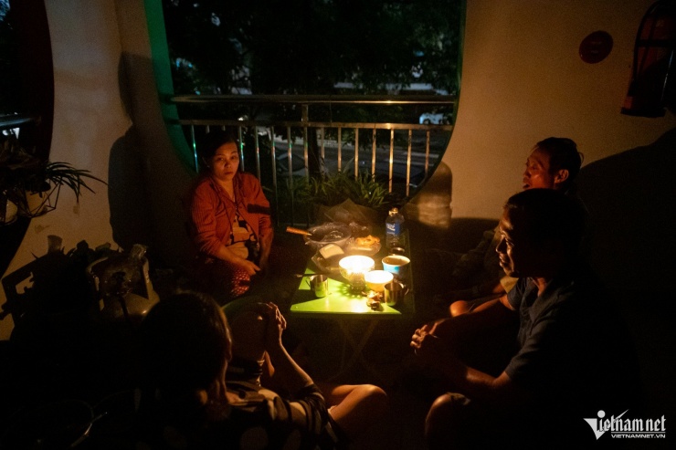 Đêm ám ảnh của gia đình 6 người ở Tây Nha Trang: &#39;Chỉ sợ trượt tay là mẹ chìm xuống&#39; - 9