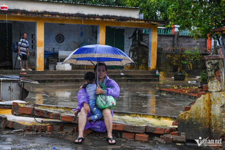 Đêm ám ảnh của gia đình 6 người ở Tây Nha Trang: &#39;Chỉ sợ trượt tay là mẹ chìm xuống&#39; - 11