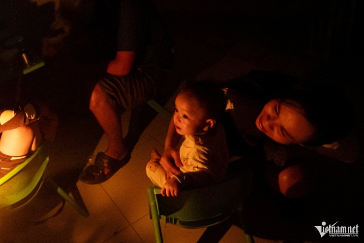 Đêm ám ảnh của gia đình 6 người ở Tây Nha Trang: &#39;Chỉ sợ trượt tay là mẹ chìm xuống&#39; - 10