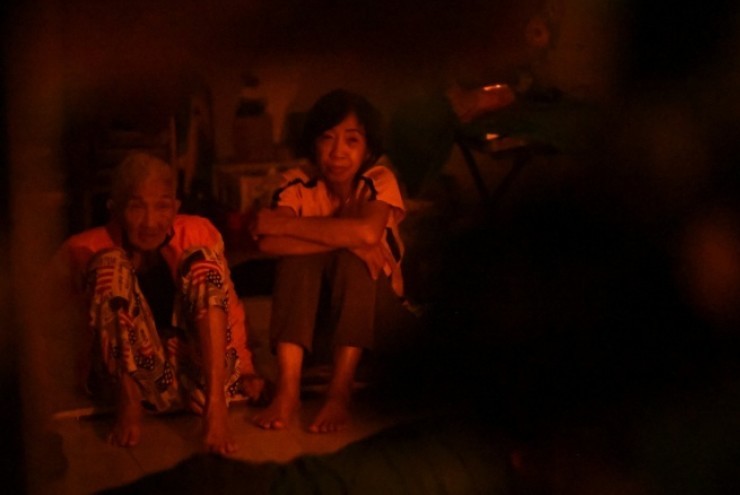 Đêm ám ảnh của gia đình 6 người ở Tây Nha Trang:  ' Chỉ sợ trượt tay là mẹ chìm xuống ' 