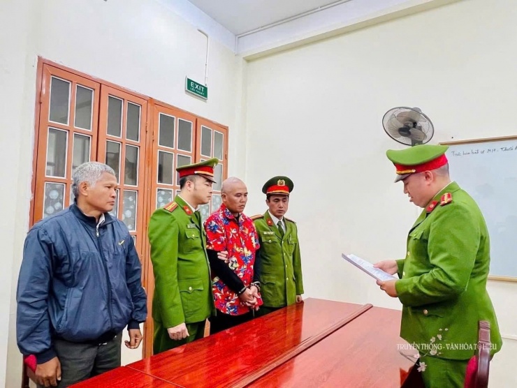 Công an tỉnh Sơn La ra quyết định khởi tố đối tượng Ngô Mạnh Cường (áo đỏ)