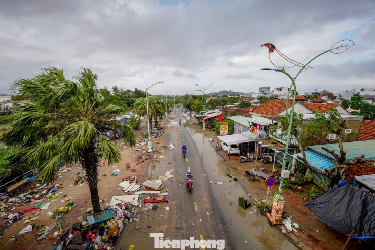 Sáng 23/11, nước vừa rút được hai ngày, dọc bờ kè Bạch Đằng (phường Tuy Hoà) la liệt đồ đạc người dân bày ra trước cửa, dính đầy bùn: bàn ghế, tủ lạnh, quạt, lồng chim, quần áo… cái nào cũng cong vênh, hư hỏng như đống phế liệu.