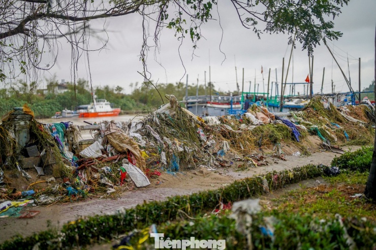 Người dân nói trận lũ 19/11 không chỉ tràn vào nhà, mà còn cuốn sạch cả những năm tháng họ chắt chiu tích góp.