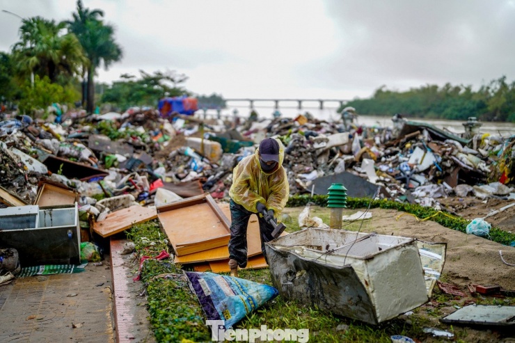 Nhiều tài sản của người dân biến thành rác sau trận lụt, nhiều đồ vật có giá trị như TV, tủ lạnh... không thể sửa chữa để tái sử dụng. Bàn ghế, giường tủ cũng mục nát do ngâm nhiều ngày trong nước.