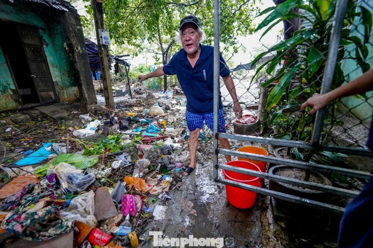 Rác và bùn từ sông Đà Rằng theo dòng nước tràn vào, lấp đầy nhiều hẻm nhỏ. Ông Thanh, sống gần bờ kè, cho biết: “Sức người không thể dọn nổi, chỉ chờ xe môi trường vào thu gom”.