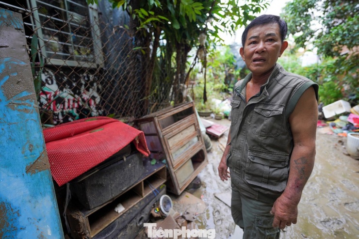 "Khi tôi quay về thì tài sản không còn gì, giàn loa này cũng mục rửa toàn bộ. Đồ điện trong nhà như tủ lạnh, bếp, máy giặt, xe máy... đang nằm chờ nắng lên mang đi sửa. Hư hết rồi, mất hết rồi bao năm tích cóp của gia đình tôi", ông Hoà bàng hoàng.