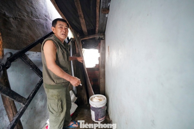 Ông Lê Minh Hoà (60 tuổi), đường Bạch Đằng, cho biết nước dâng quá nhanh khiến con hẻm trước nhà ngập “qua đầu người”. Gia đình ông phải dùng búa đập tường mở đường thoát lên khu vực Tháp Nhạn.