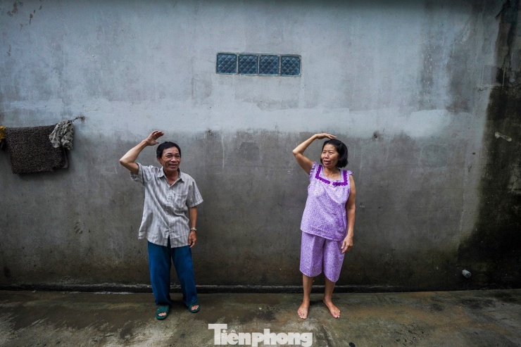 Người dân đánh dấu lại mức nước dâng trong đợt lũ và đều nhận định đây là trận ngập sâu nhất trong vài chục năm trở lại đây.