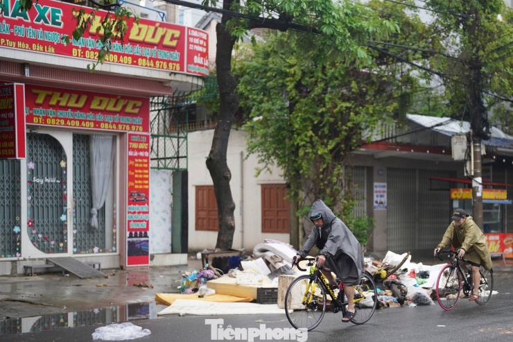 Một số tuyến đường khác vẫn đang chờ dọn rác.