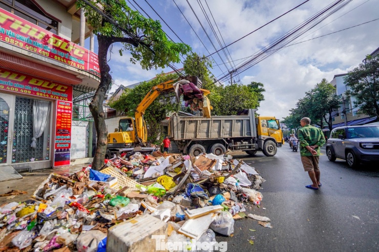 Lực lượng vũ trang tỉnh đã được huy động để giúp người dân dọn dẹp đường phố, trong khi nhiều tuyến đường khác vẫn ngổn ngang bùn, rác. Người dân Tuy Hoà cho biết đây là trận lụt nghiêm trọng nhất họ từng chứng kiến trong vài chục năm qua.