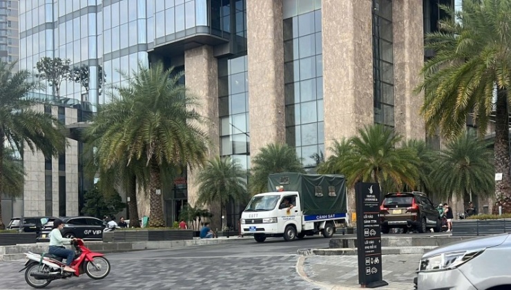 Lực lượng chức năng tại tòa nhà cao tầng, phường Thạnh Mỹ Tây.