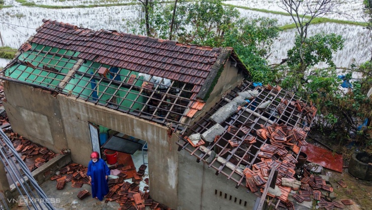 Người dân Hòa Thịnh thất thần giữa ngôi nhà đổ nát - 1