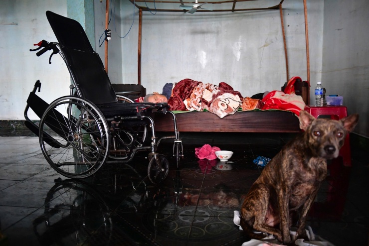 Cách đó vài trăm mét, chị Nguyễn Thị Thủy, thôn Mỹ Điền, đi một vòng quanh căn nhà trống hoác mái. Đêm cách đây 4 ngày, nước lũ lên nhanh, chị phải nhờ người thân và hàng xóm đưa bố chồng, ông Nguyễn Ngọc Châu, 85 tuổi, lên mái nhà để chờ ứng cứu.