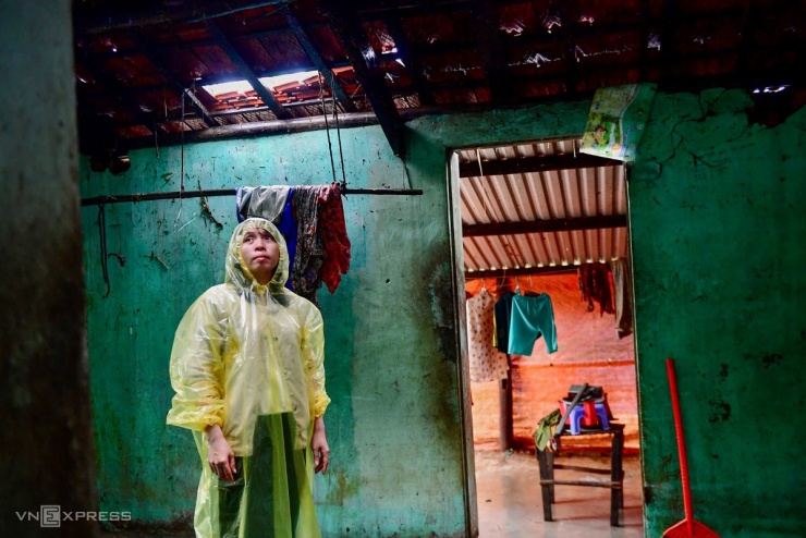 Trong căn nhà ẩm ướt còn đầy bùn đất, chị Nguyễn Thị Phượng (35 tuổi, thôn Mỹ Điền) vẫn chưa hết bàng hoàng sau trận lũ lịch sử. Chồng đi làm xa, chị ở nhà với hai con và mẹ chồng bệnh nặng. Khi nước dâng nhanh, cả ba mẹ con phải leo lên gác, còn chị bế mẹ chồng lên cao.