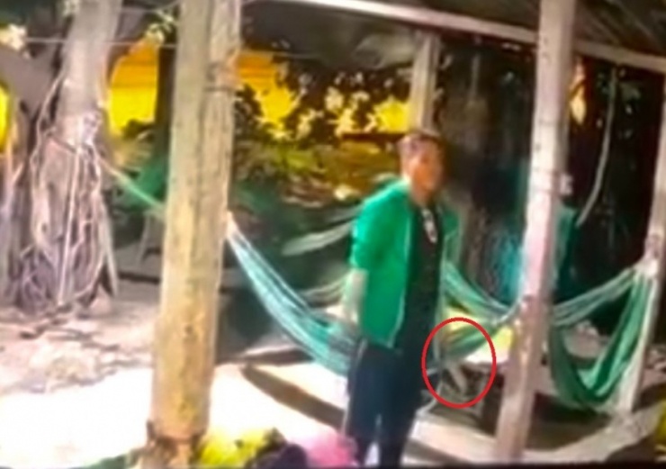 Hình ảnh đối tượng cầm hung khí vào quán cà phê của bà T. "xin đểu".