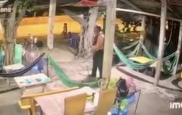 Ông L., chồng bà T. đã dùng gậy gỗ đuổi đối tượng ra khỏi quán.