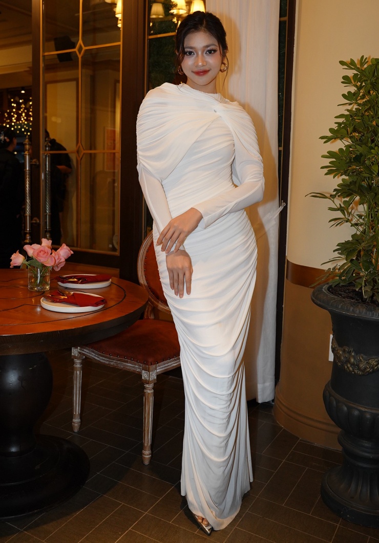 Á hậu Minh Kiên mặc thiết kế 'kín cổng cao tường' dự tiệc cùng dàn mỹ nhân showbiz.