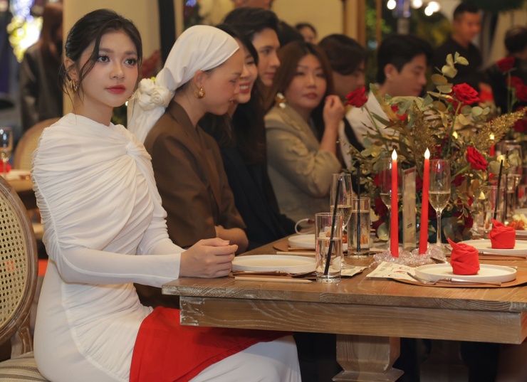 Minh Kiên chăm chú theo dõi tiết mục của ca sĩ Phương Vy.