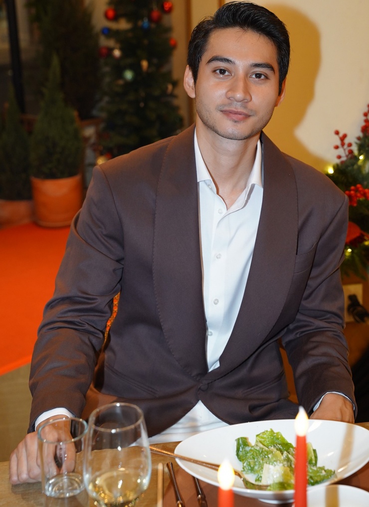 Nam vương Tuấn Ngọc mới sang Thái Lan cổ vũ Hương Giang thi Miss Universe. Anh vui vì kịp về nước dự sự kiện, gặp gỡ nhiều bạn bè, đồng nghiệp.