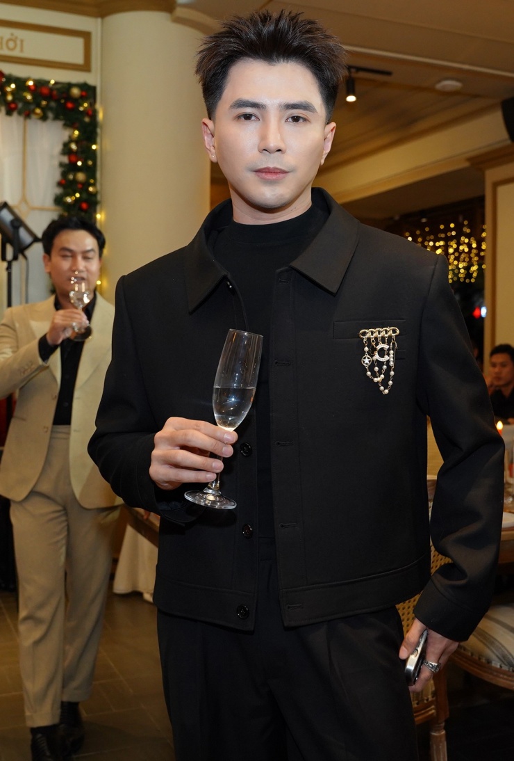Ca sĩ Will trẻ trung trong trang phục gam đen, điểm nhấn là phụ kiện cài áo điệu đà.