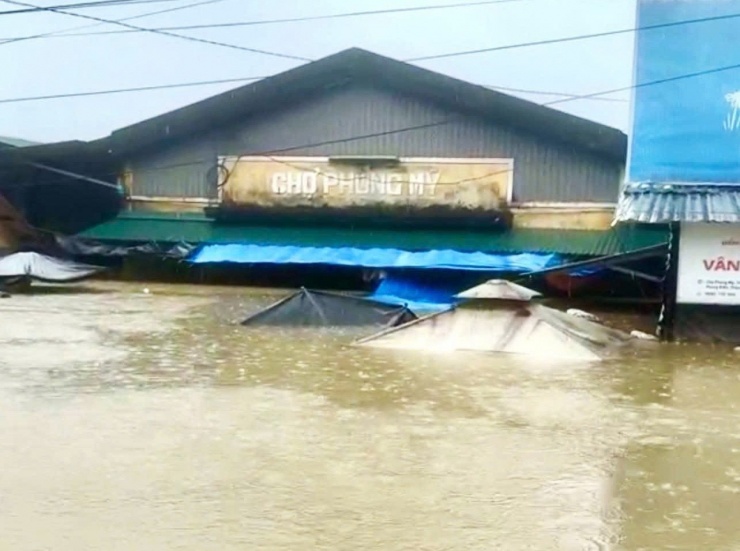 Chợ Phong Mỹ (TP Huế) ngập rất sâu trong đợt mưa ngày 17/11. Ảnh: CTV