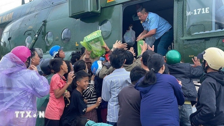 Trung đoàn Không quân 917 chuyển hàng cứu trợ đến bà con vùng lũ. Ảnh: TTXVN