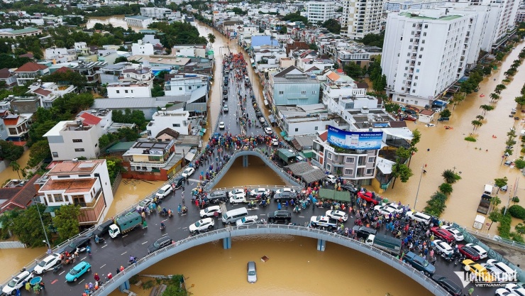 Nút giao Ngọc Hội, phường Tây Nha Trang, Khánh Hòa trở thành điểm đỗ ô tô để tránh ngập. Đồng thời, chính quyền địa phương và quân đội dựng lều để hỗ trợ người dân tránh trú và trữ lương thực trợ cấp cho người dân. Ảnh: Xuân Ngọc