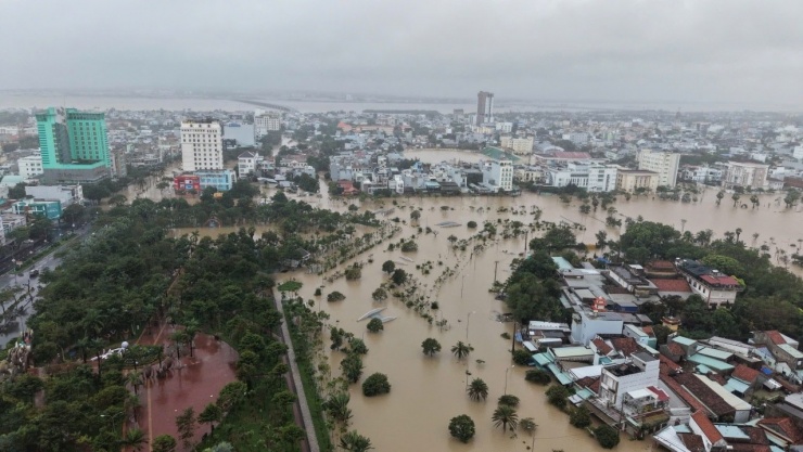 Khu vực Tuy Hòa (tỉnh Đắk Lắk) sáng 20/11, nước lũ còn rất lớn. Ảnh: Tuy Hòa Young TV