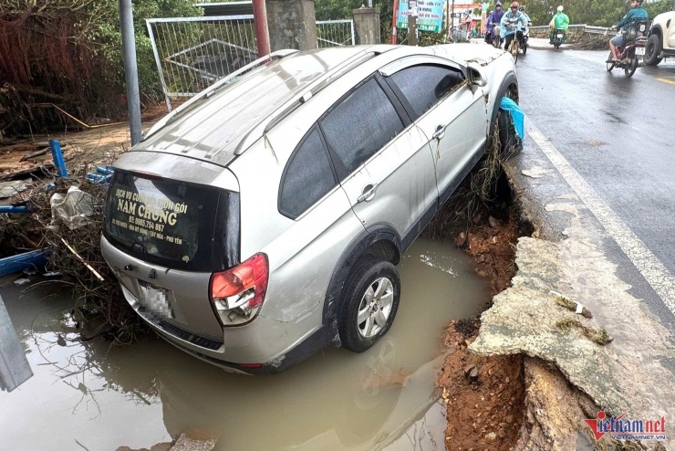 Một chiếc ô tô bị trôi xuống hố sâu tại rốn lũ xã Hòa Thịnh (Phú Yên cũ). Ảnh: Hải Dương