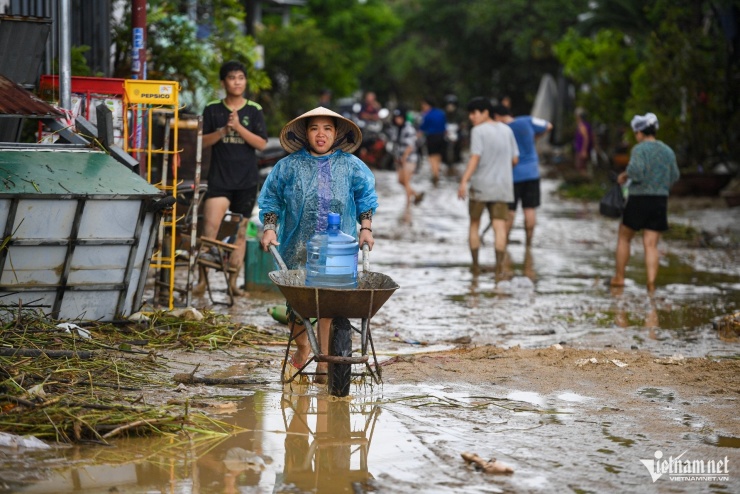 Người dân dọn dẹp lũ tại phường Tây Nha Trang, Khánh Hòa. Ảnh: Huế EX